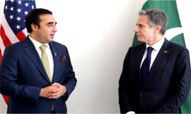 جانتے ہیں کہ اس تصویر میں کونسی سفارتی پروٹوکول کو ملحوظِ خاطر نہیں رکھا گیا ہے؟