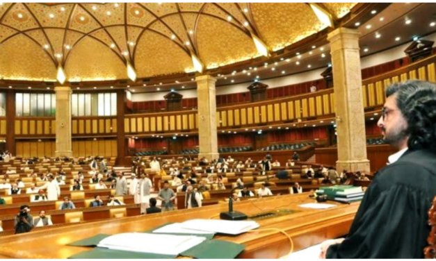 ارکانِ اسمبلی پارٹی سربراہ کی ہدایات کے خلاف ووٹ دے سکتے ہیں یا نہیں، الیکشن ایکٹ 2017 کیا کہتا ہے؟