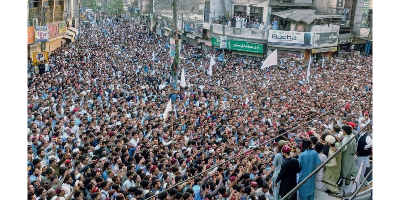 سوات میں دہشت گردی اور بد امنی کے خلاف احتجاجی مظاہرہ، ہزاروں افراد کی شرکت