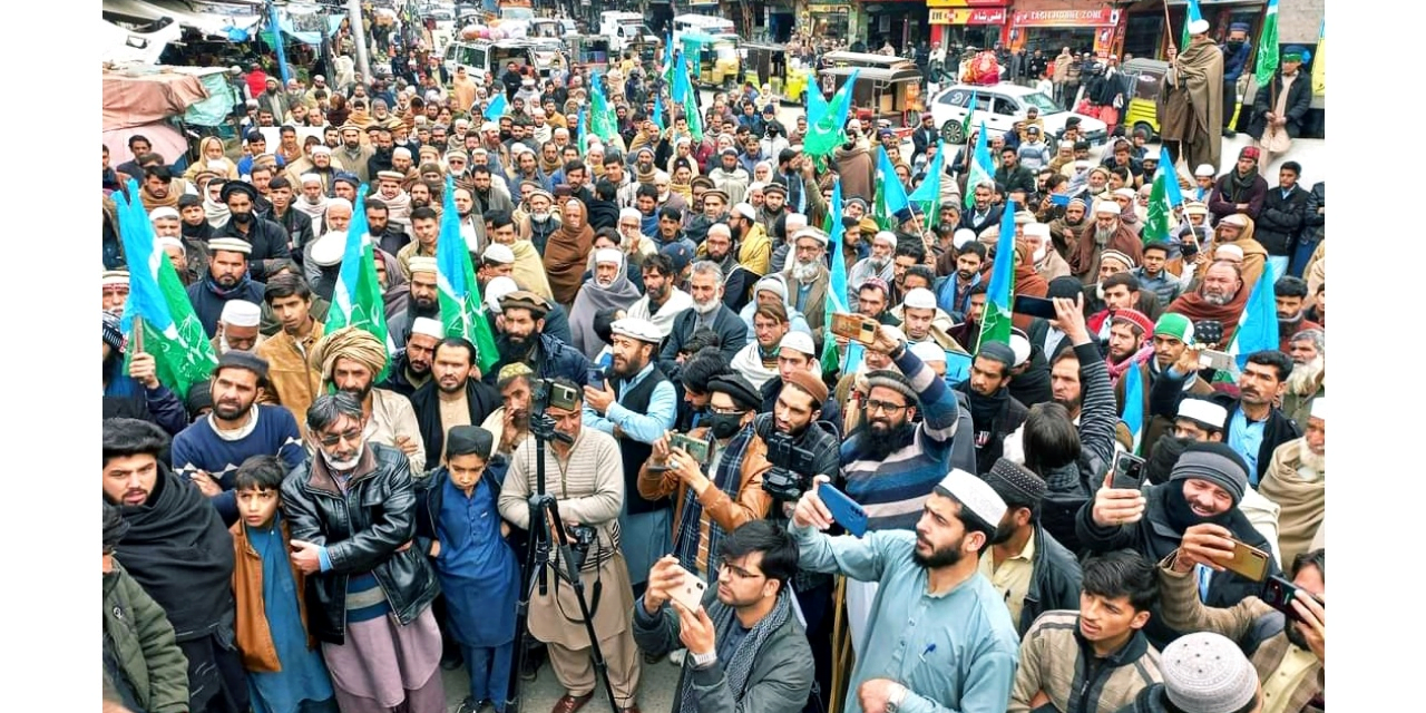 سوات، تحصیلِ مٹہ میں آٹا بحران اور مہنگائی کے خلاف جماعتِ اسلامی کا احتجاجی مظاہرہ