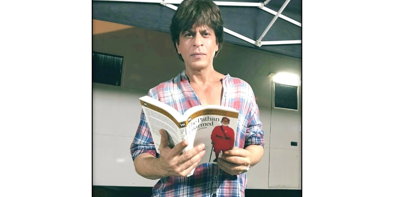 شاہ رُخ خان کی خدائی خدمت گار تحریک پر لکھا گیا مقالہ پڑھتے ہوئے تصویر وائرل