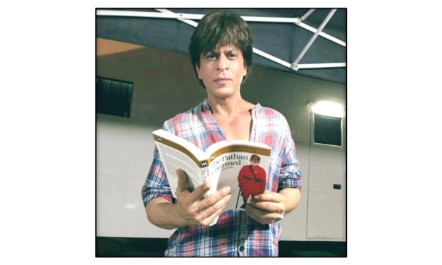 شارُخ خان کی خدائی خدمت گار تحریک پر لکھا مقالہ پڑھنے کی تصویر وائرل